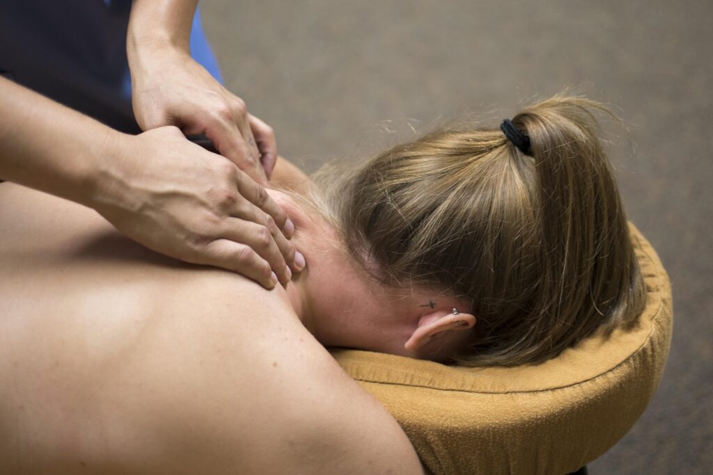 What to Look for in a Holistic Oil for Shoulder Soothing